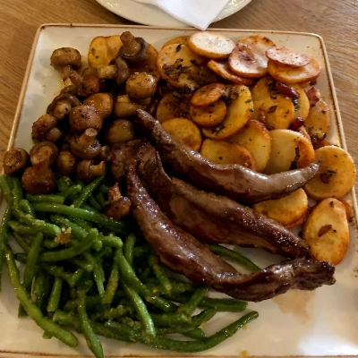 Fleisch mit Bratkartoffeln, Pilze und Bohnen