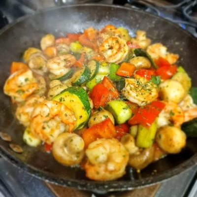 Mediterranes Gemüse am braten in der Pfanne