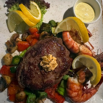 Steak mit Gemüse, Pilzen und Garnelen